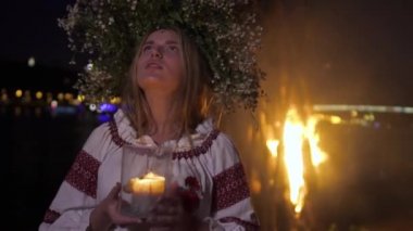 Büyük bir şenlik ateşi yakınındaki güzel kız