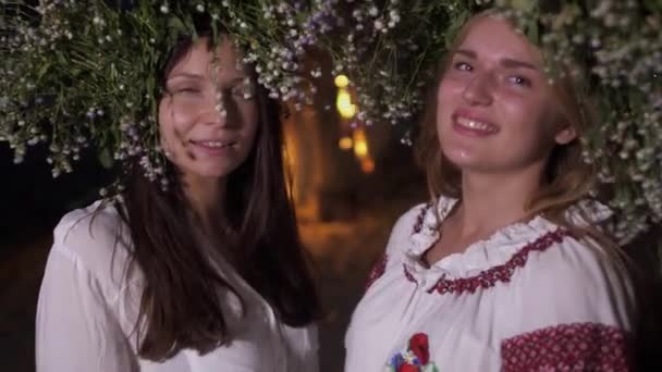 Deux belles jeunes filles se tiennent près d'un feu de joie — Video