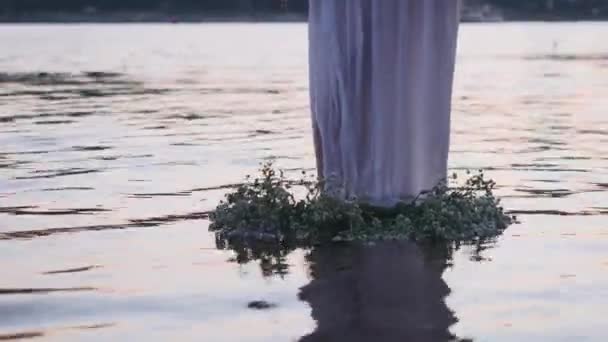 Jeune fille avec une couronne sur la rivière — Video