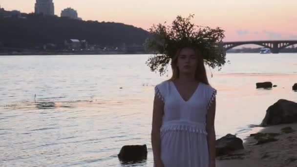 Όμορφο κορίτσι σε ένα μακρύ άσπρο φόρεμα στην όχθη του ποταμού — Αρχείο Βίντεο