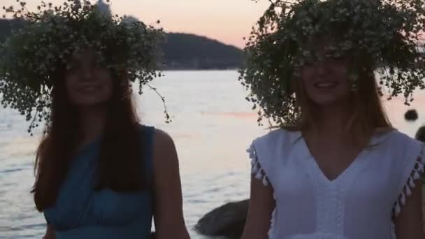 Deux belles filles marchent le long de la rivière de la ville — Video