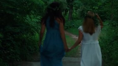 Çiçek çelenk Park'de iki güzel kız