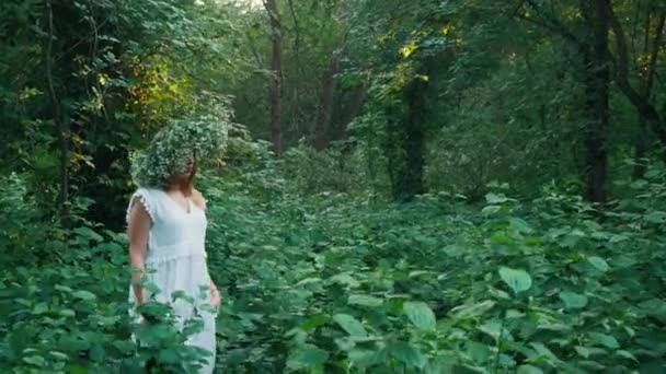 Belle fille avec une couronne de fleurs dans le parc — Video