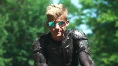 Koruyucu ekipman sarışın adam kameraya bakar