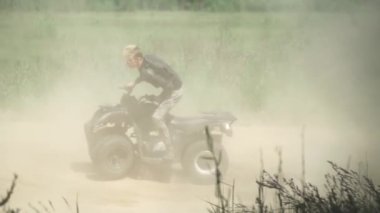 Atv alanında genç rides