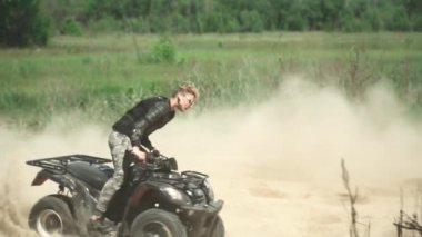 Genç sürücüler Atv çevrelerinde
