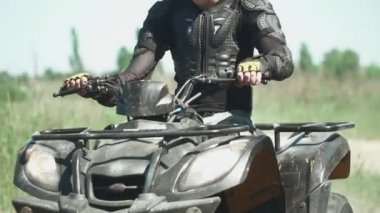 Genç sürücüler Atv sahada adam. Çok toz kadar gider. Adrenalin sevgilisi boş vakit. Açık havada doğa sporları