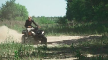 Atv alanında genç rides