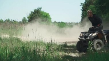 Atv alanında genç rides