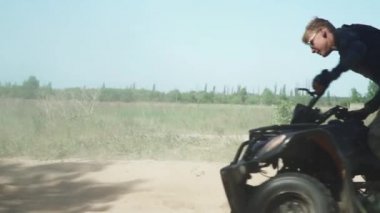 Atv alanında genç rides