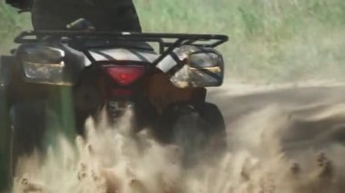 Atv alanında genç rides