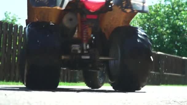 Lavado a mano ATV al aire libre — Vídeos de Stock