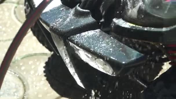 Lavado a mano ATV al aire libre — Vídeo de stock