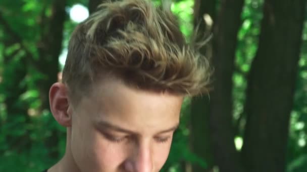 Молодий чоловік виправляє волосся мокрою рукою — стокове відео