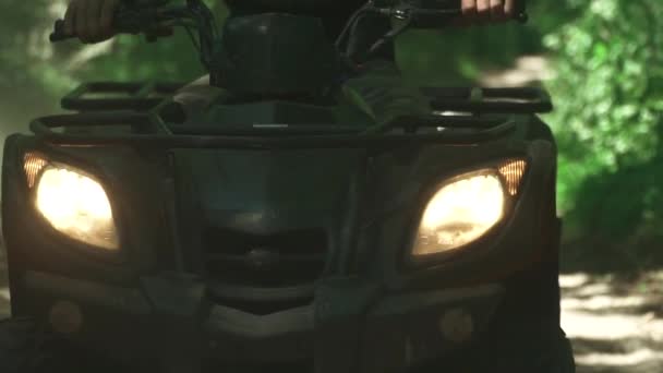 Černý Atv s světlometů na jednotkách v lese — Stock video