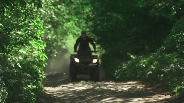 Jovem dirige ATV na floresta — Vídeo de Stock