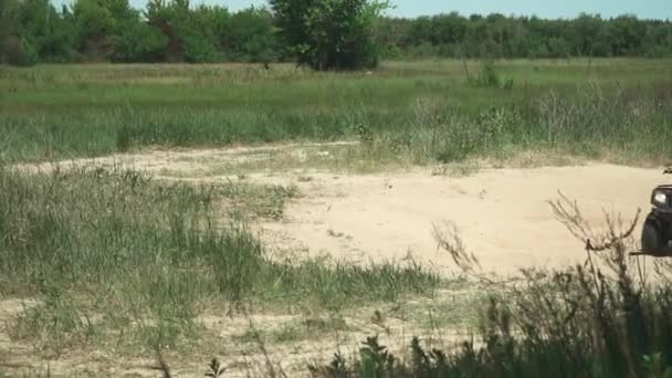 Adolescente monta ATV en el campo — Vídeos de Stock