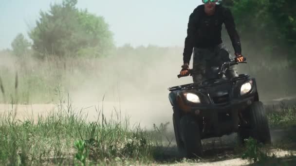 Jovem dirige ATV rápido — Vídeo de Stock