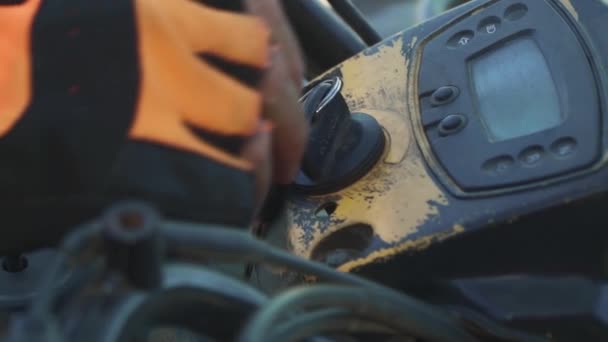 Человек кладет руку в перчатку у рулевого тормоза — стоковое видео