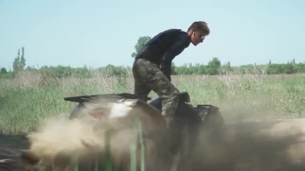 Teenager fährt mit Geländewagen in Feld — Stockvideo