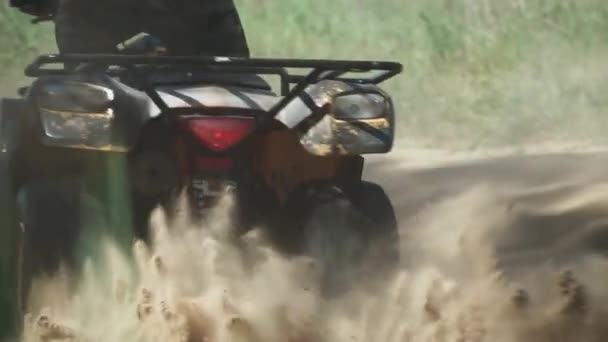 Adolescente monta ATV en el campo — Vídeos de Stock