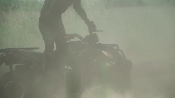 Подросток едет ATV в поле — стоковое видео