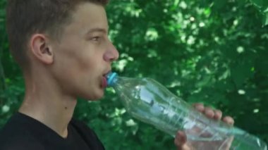 İçme suyu sarışın erkektir