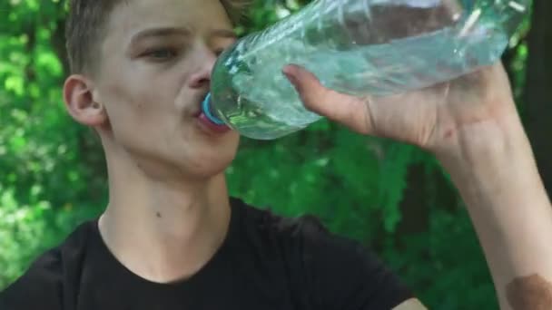 Blonde jongen is drinkwater — Stockvideo