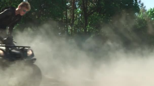 Joven amante de la adrenalina conduce ATV en círculos — Vídeo de stock