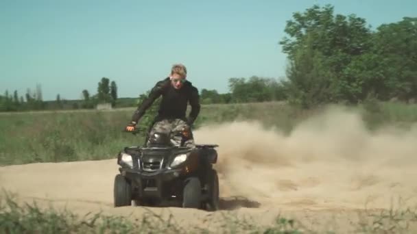 Jeune Homme Conduit Vtt Cercle Sur Terrain Beaucoup Poussière Monte — Video