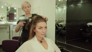 Güzel genç kız güzellik salonu.
