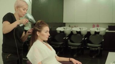 Güzel genç kız güzellik salonu.