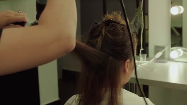 Beautiful young girl in a beauty salon. — Stock Video