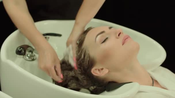 Beautiful young girl in a beauty salon. — Stock Video