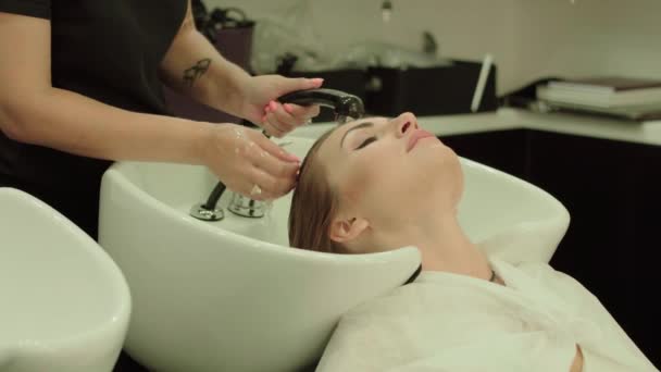 Beautiful young girl in a beauty salon. — Stock Video