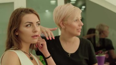 Makyöz ve güzel bir ziyaretçi, bir güzellik salonu