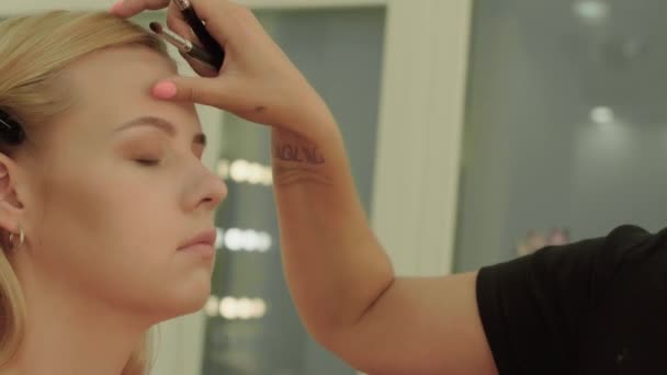 Schöne junge Mädchen in einem Schönheitssalon — Stockvideo