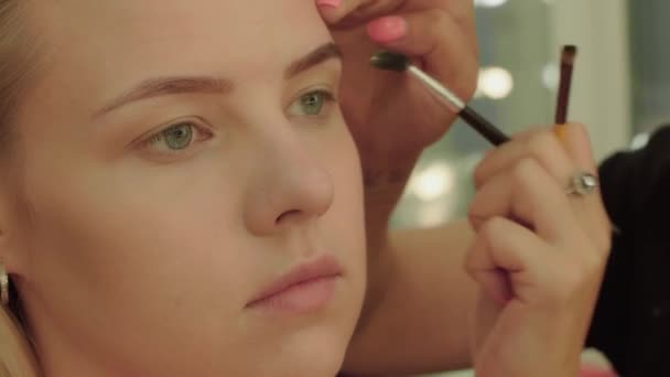 Mooi jong meisje in een schoonheidssalon — Stockvideo
