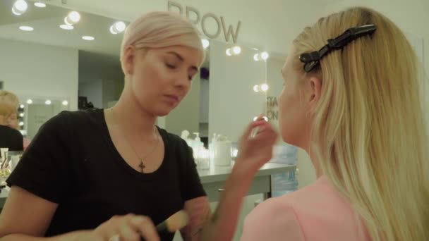 Vacker ung flicka i en skönhetssalong — Stockvideo