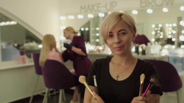 Belle maquilleuse en salon de beauté — Video
