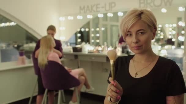 Linda maquilhadora no salão de beleza — Vídeo de Stock