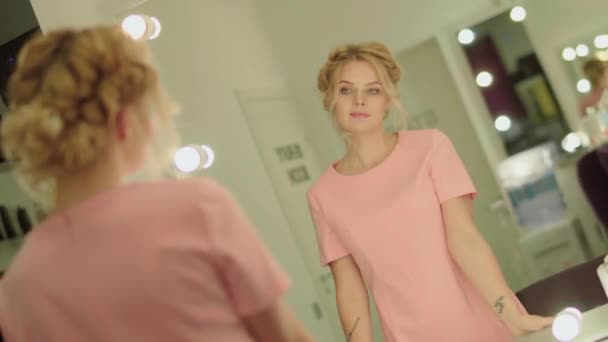 Hermosa joven en un salón de belleza — Vídeos de Stock