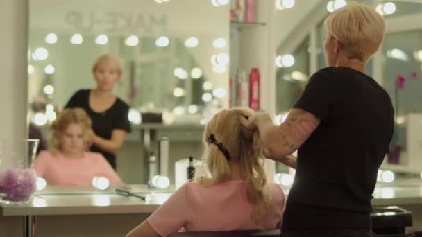 Mooi jong meisje in een schoonheidssalon — Stockvideo