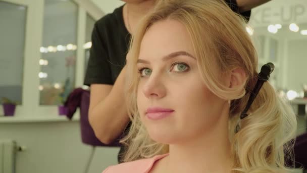 Vacker ung flicka i en skönhetssalong — Stockvideo