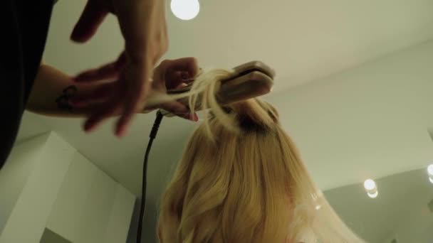 Beautiful young girl in a beauty salon — Stock Video