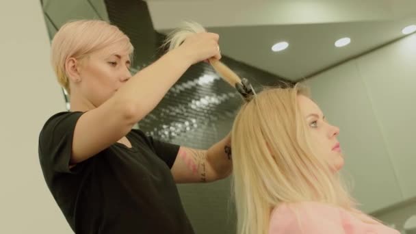 Beautiful young girl in a beauty salon — Stock Video