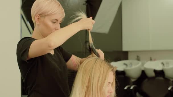 Belle jeune fille dans un salon de beauté — Video