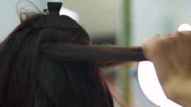 Güzel kız bir saç modeli içinde bir güzellik salonu var