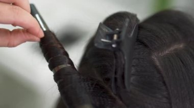 Güzel kız bir saç modeli içinde bir güzellik salonu var