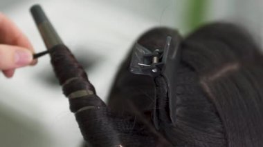 Güzel kız bir saç modeli içinde bir güzellik salonu var